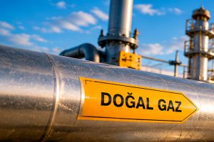 Üzerinde DOĞAL GAZ yönlendirme levhası bulunan çelik gaz borusu hattı
